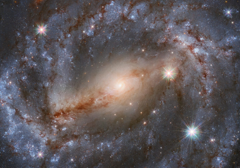 Hubble Unveils NGC 5643’s Stunning Spiral Arms and Hidden Black Hole